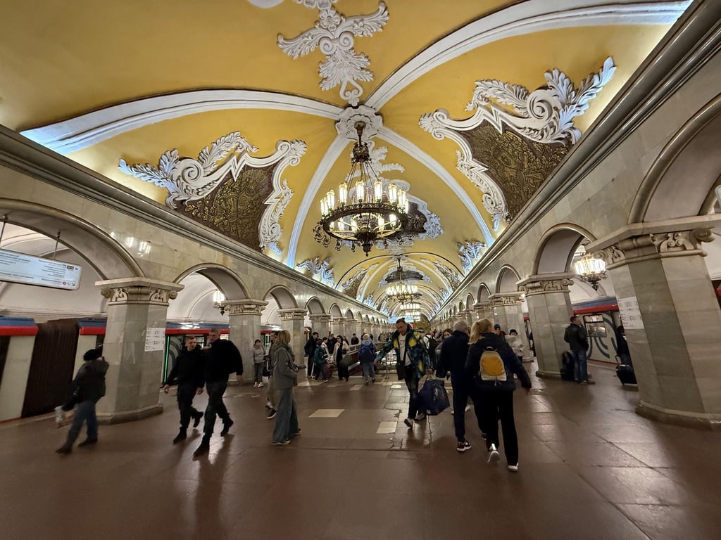 Moskaus Metro feiert in diesem Jahr ihr 90-jähriges Bestehen - die Station Komsomolskaja ist besonders prachtvoll.