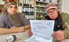 Matthias Worofka (links) und sein Vater Mario warten seit fast drei Monaten auf das vom Jobcenter  versprochene Geld für einen Heizungseinbau.