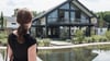 Muss es gleich so groß sein? Wer an der Immobilienfinanzierung scheitert, kann zum Beispiel die Wohnfläche kleiner gestalten.