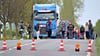 Gestrandet auf der Landesstraße 85 – und nun? Ein Busfahrer ließ alle Passagiere aussteigen. Die Reisenden kamen aber nicht an der Unfallstelle vorbei.