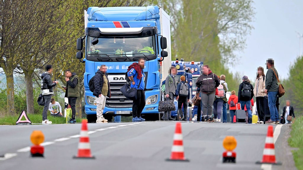 Gestrandet auf der Landesstraße 85 – und nun? Ein Busfahrer ließ alle Passagiere aussteigen. Die Reisenden kamen aber nicht an der Unfallstelle vorbei.