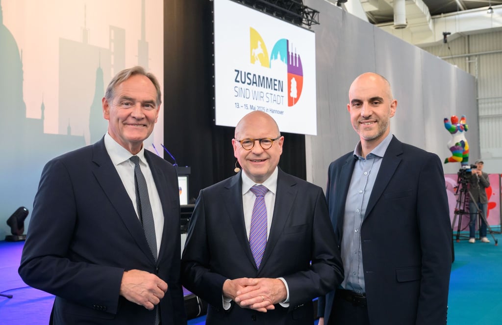 Leipzigs Oberbürgermeister Burkhard Jung (links) und seine Amtskollegen Markus Lewe aus Münster (Mitte) und Belit Onay aus Hannover (rechts) stehen zusammen.