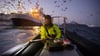 Das Gesamtsiegerbild zeigt den Biologen Audun Rikardsen, der in einem norwegischen Fjord Wale mit Sendern ausstattet.