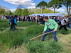 Das Mähen mit der Sense - wie hier im Jahr 2019 - steht am Samstag an der Langen Wiese in Meisdorf im Mittelpunkt. 