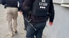 Zollfahnder und Polizei sind bei einer Durchsuchung gegen mutmaßliche Tabak-Schmuggler im Einsatz.