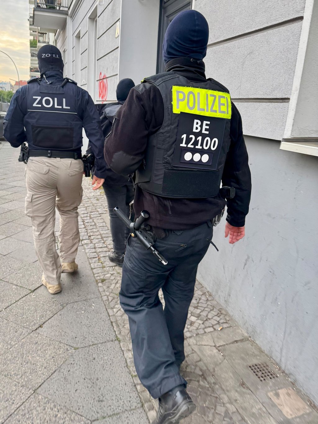 Zollfahnder und Polizei sind bei einer Durchsuchung gegen mutmaßliche Tabak-Schmuggler im Einsatz.