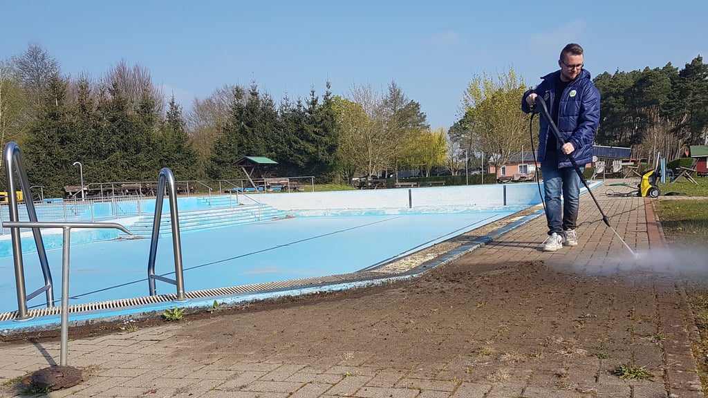 Das Freibad Werben hat mit Nils Leitloff aus Wolfsburg einen neuen Betreiber, hier vor Kurzem bei der Saisonvorbereitung.