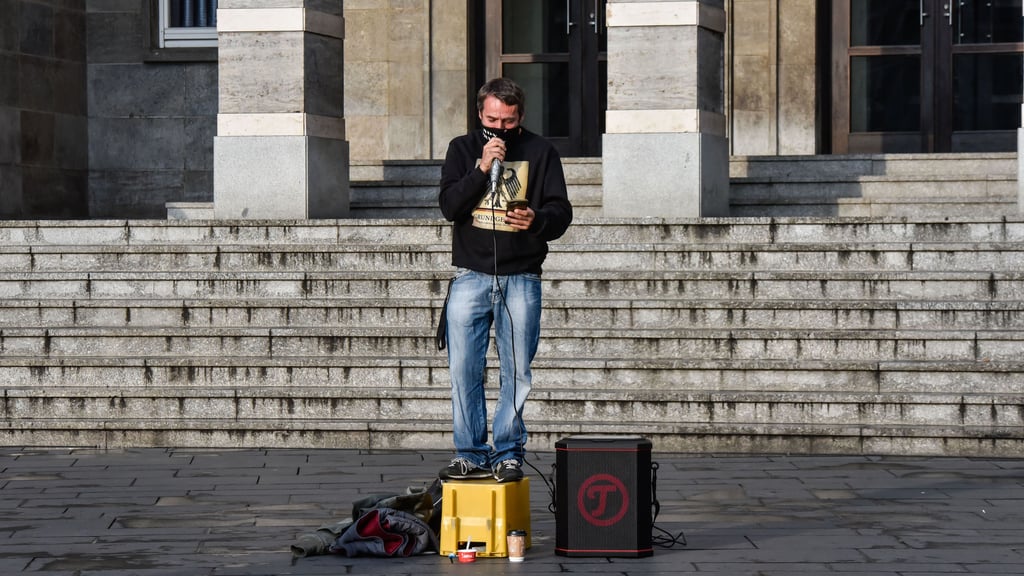 Liebich im Mai 2020 bei einer Kundgebung vor dem Rathaus in Halle