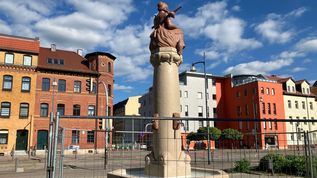 Der eingezäunte Märchenbrunnen in der Weißenfelser Neustadt