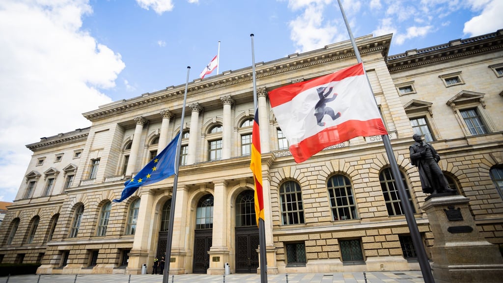 Am Donnerstag wehen die Flaggen an allen Gebäuden des Landes Berlin auf halbmast, auch am Abgeordnetenhaus. (Archivbild)