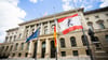 Am Donnerstag wehen die Flaggen an allen Gebäuden des Landes Berlin auf halbmast, auch am Abgeordnetenhaus. (Archivbild)