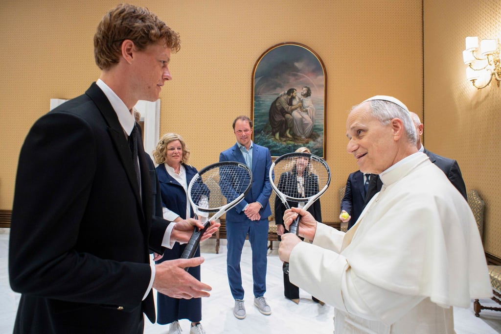 Zwei Tennisspieler unter sich: der Weltranglistenerste Jannik Sinner (links) und Papst Leo XIV.