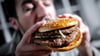 Wie klimafreundlich ist Dein Burger? Wer etwa Rindfleisch durch ein pflanzliches Patty ersetzt, kann die Klimabilanz deutlich verbessern.