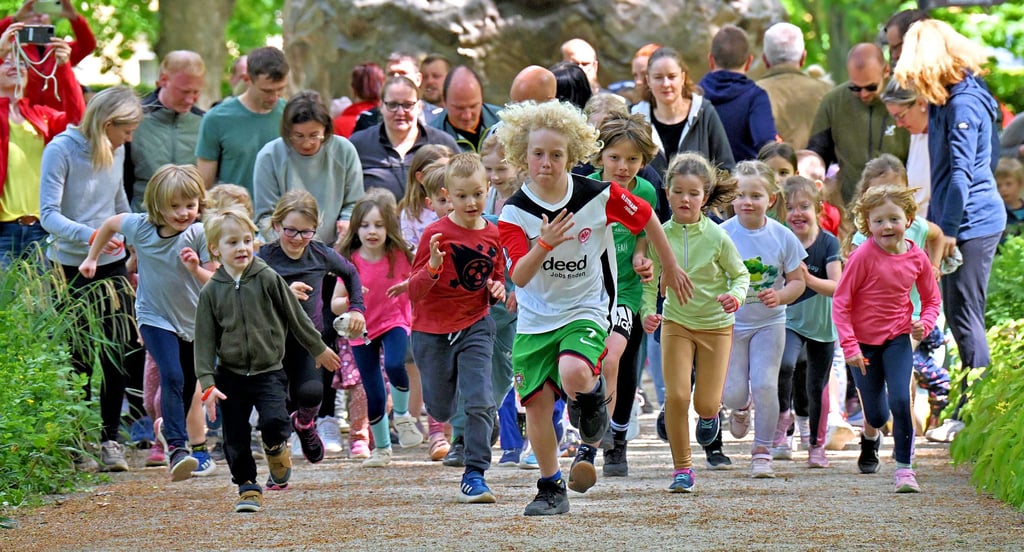 Zahlreiche Kinder sind – teils mit ihren Eltern – beim Spendenlauf der Kita „Pünktchen“ an den Start gegangen.