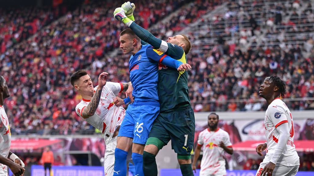 Peter Gulacsi geht gegen Kiel zum Ball.