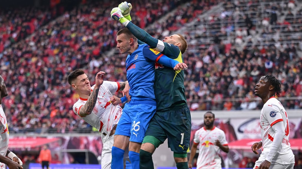 Peter Gulacsi geht gegen Kiel zum Ball.