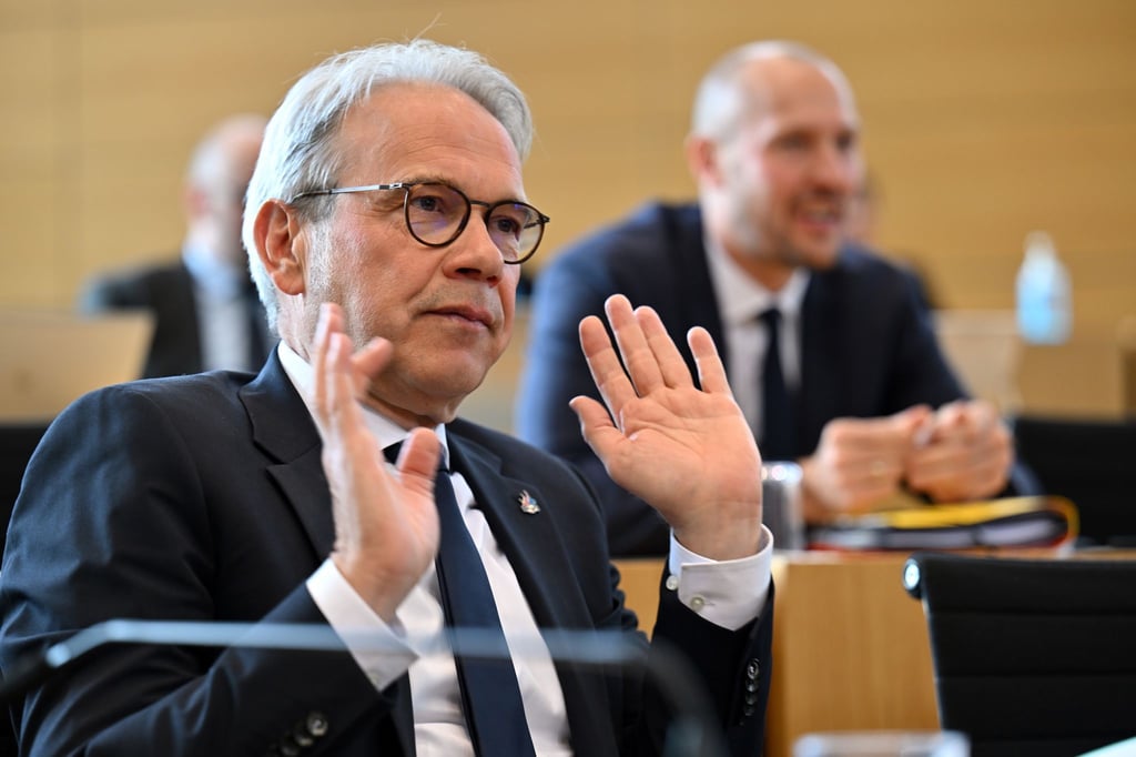 Thüringens Innenminister Georg Maier (SPD) sieht bei sich keine Verantwortung für das Agieren der internen Ermittler bei der Polizei.