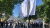 Aktionäre auf dem Weg zur BMW-Hauptversammlung, die zum ersten Mal seit fünf Jahren wieder in Präsenz stattfindet.