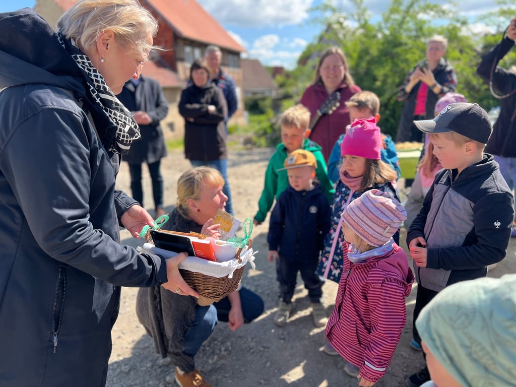 Die Stiftung Senfkorn hatte neben dem symbolischen Scheck auch kleine Geschenke für die Kinder mitgebracht.