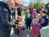 Die Stiftung Senfkorn hatte neben dem symbolischen Scheck auch kleine Geschenke für die Kinder mitgebracht.