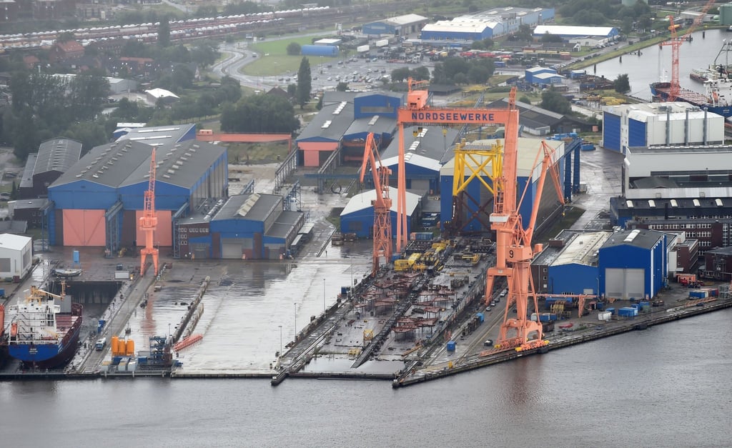 Behördenschiffe und Fähren dürfen künftig auf einer Werft im ostfriesischen Emden abgewrackt und recycelt werden. (Archivbild)