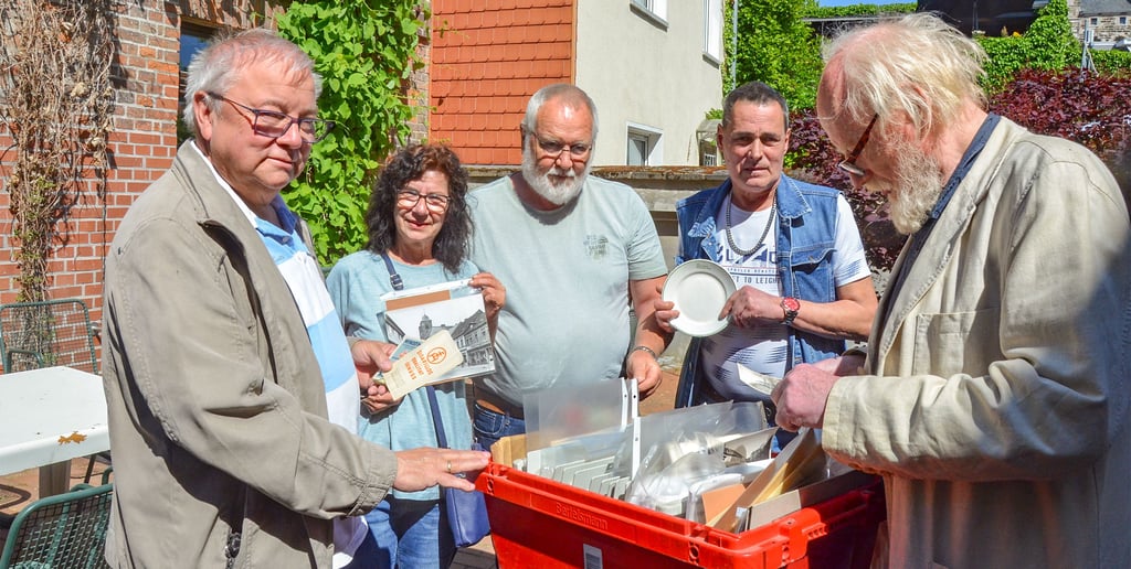 Geschichtsbegeisterte Oschersleber wählen Exponate für ihre Ausstellung zur Industriegeschichte in der Bodestadt aus.