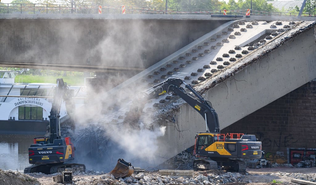 Bagger knabbern an der eingestürzten Carolabrücke.