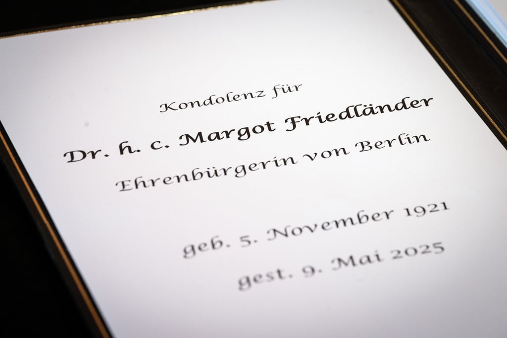 Im Roten Rathaus ist ein Kondolenzbuch nach dem Tod der Berliner Ehrenbürgerin und Holocaust-Zeitzeugin Margot Friedländer ausgelegt worden.