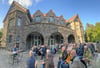 Die Nutzungder Terrasse von Schloss Wendgräben, wie hier Anfang Mai bei einer Polit-Lesung mit DDR-Pressesprecher Matthias Gehler, ist derzeit eine Ausnahme.  Doch wie geht es mit dem ehemaligen Adelssitz weiter?