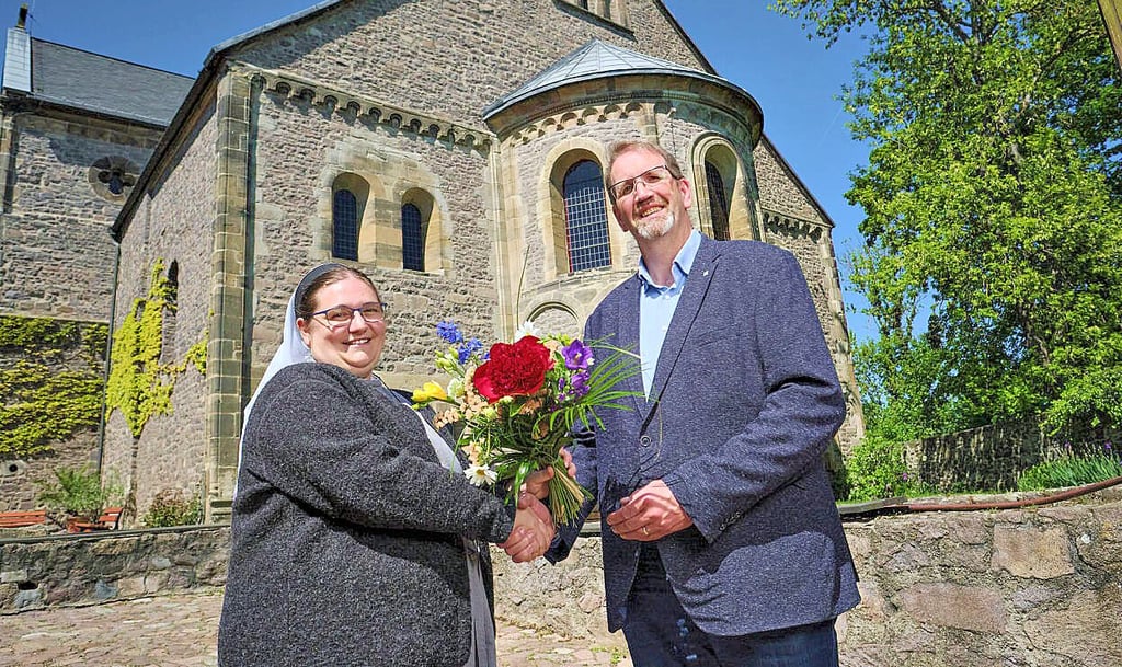 Im Petersberger Kloster gibt es Glasfaser. Schwester Martina hat sich dafür eingesetzt und Blumen von Jörg Rothbarth erhalten.