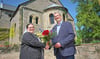 Im Petersberger Kloster gibt es Glasfaser. Schwester Martina hat sich dafür eingesetzt und  Blumen von Jörg Rothbarth erhalten.