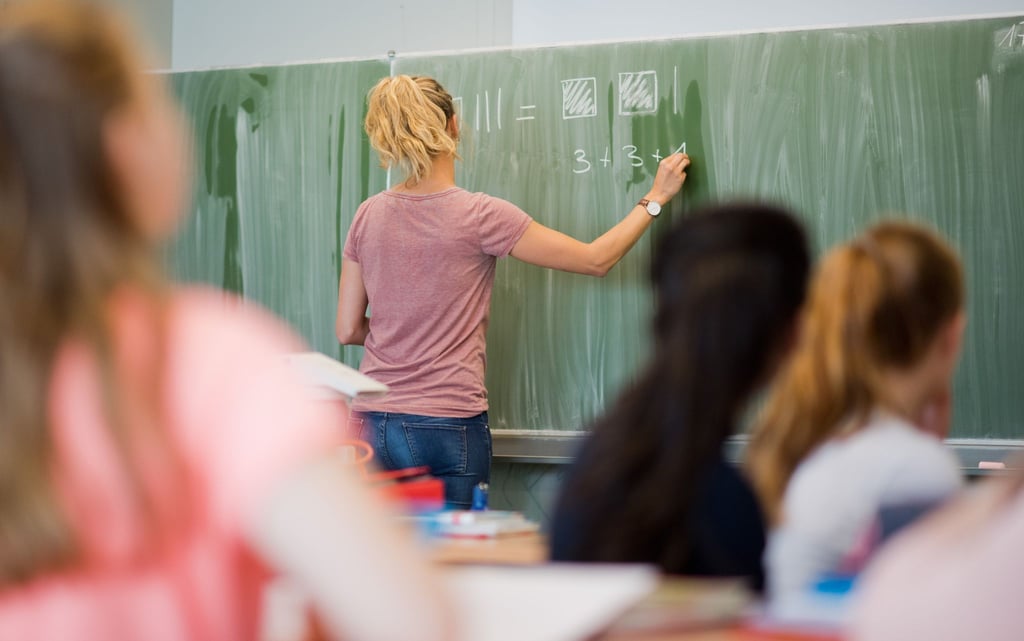 Wie lange Lehrkräfte an der Arbeit sitzen, wird bisher nicht dokumentiert. (Archivfoto)