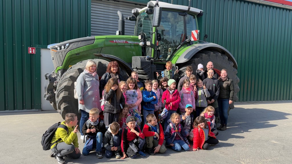 Zum Abschluss des Besuchs der zweiten Klasse der Grundschule "An der Teufelsmauer" beim Landwirtschaftsbetrieb Klamroth in Börnecke gab es ein gemeinsames Foto vor einem riesigen Traktor.