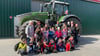Zum Abschluss des Besuchs der zweiten Klasse der Grundschule "An der Teufelsmauer" beim Landwirtschaftsbetrieb Klamroth in Börnecke gab es ein gemeinsames Foto vor einem riesigen Traktor.
