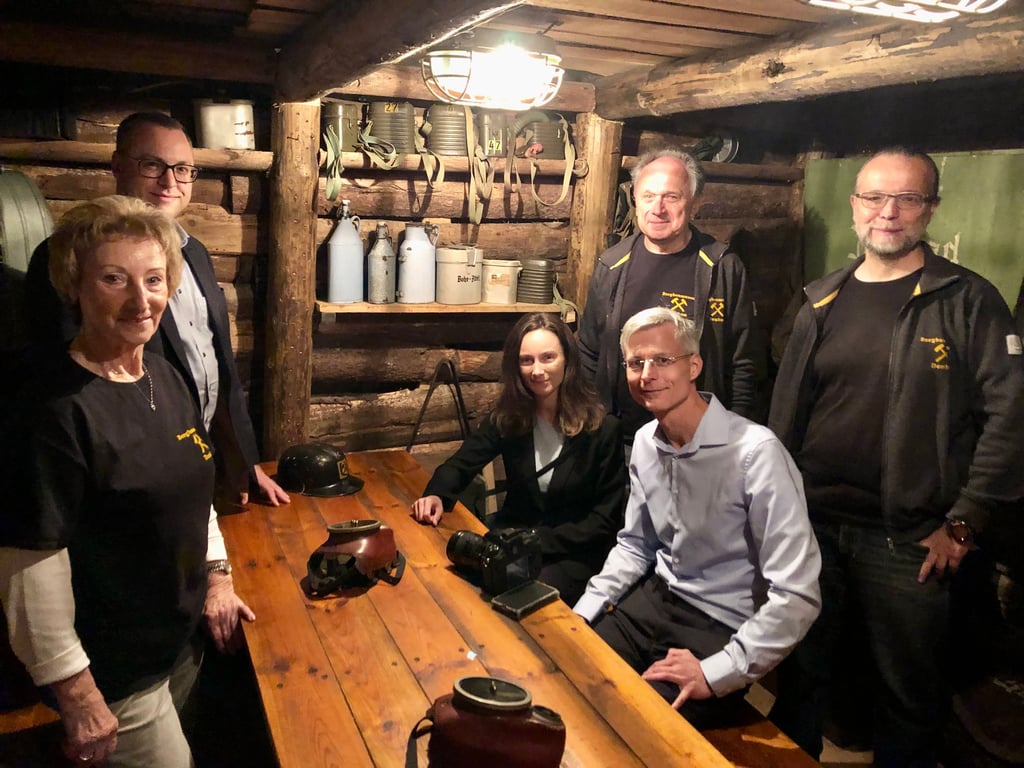 Im historischen Bergmannszimmer des nachgebauten Stollens wurde das Hörspiel „Unter Tage“ vorgeführt. Entwickelt haben es Anja Freigang und Reno Büchner von der Agentur „Design.Halle“ (beide sitzend). Frank Puschendorf (stehend 2.v.r.) und Museumsmitarbeiter Alexander Börner (r.) haben darin Sprechrollen übernommen. Gudrun Jochmann vom Heimatverein Zeitz-Weißenfelser Braunkohlenrevier (l.) und Sebastian Exner von der Mibrag zeigten sich begeistert.