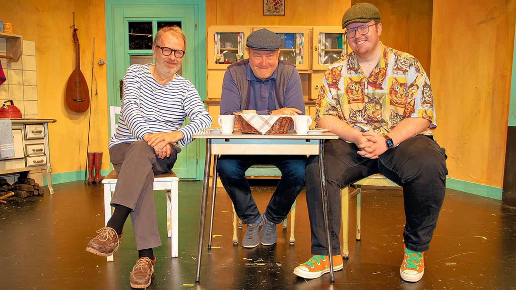 Die Macher der Komödie „Das Ende vom Anfang“: Sven Hansen (Ausstattung), Ulrich Fischer (Regie), Logan Hartwig (Regieassistenz) – von links.