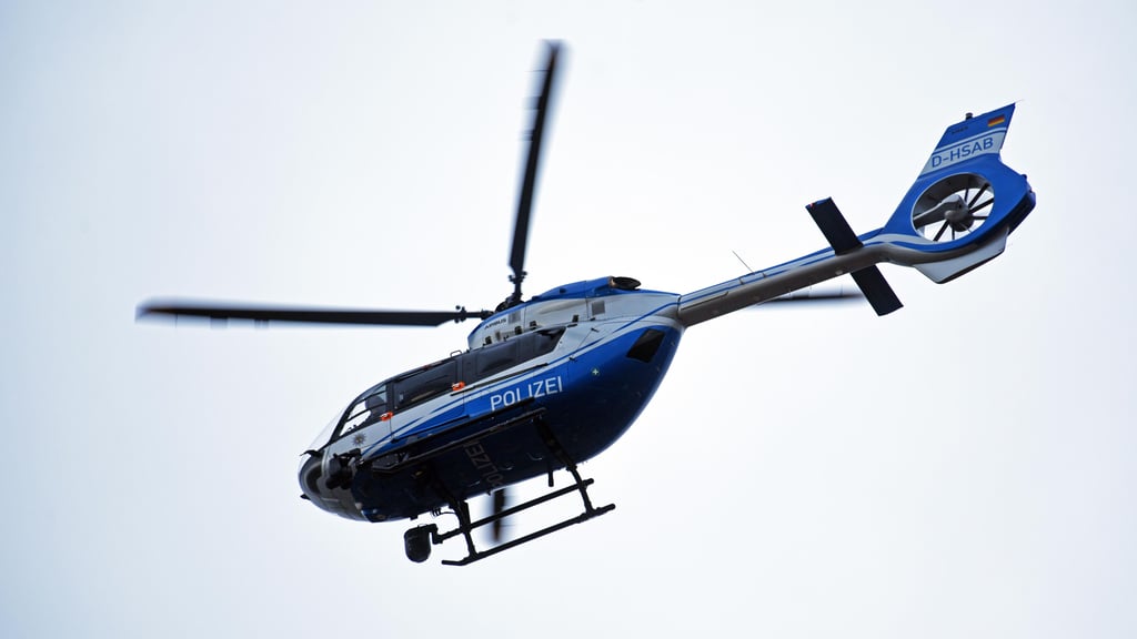 Ein Polizeihubschrauber kreist am Donnerstagvormittag über Aschersleben.
