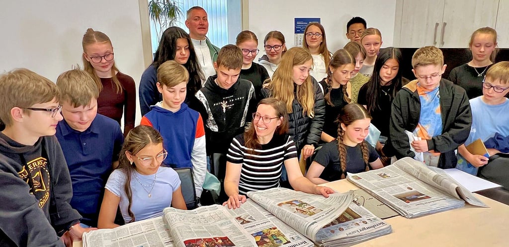 Die 6/2 des Bernburger Gymnasiums Carolinum mit Lehrer Peer Jürgens (Mitte, hinten) zu Besuch in der MZ-Lokalredaktion. MZ-Reporterin Katharina Thormann (Mitte, vorn) schaut mit den Schülern die Ausgaben der vergangenen Monate durch.