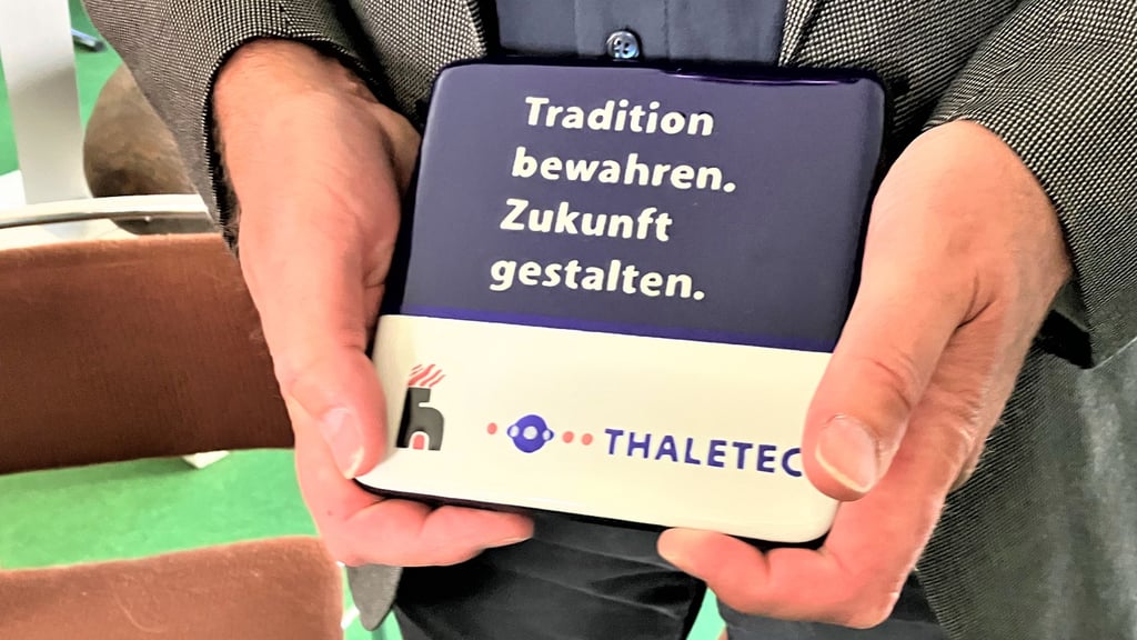 „Tradition bewahren. Zukunft gestalten“: Das Schild symbolisiert Thaletecs Unterstützung des Hüttenmuseums.
