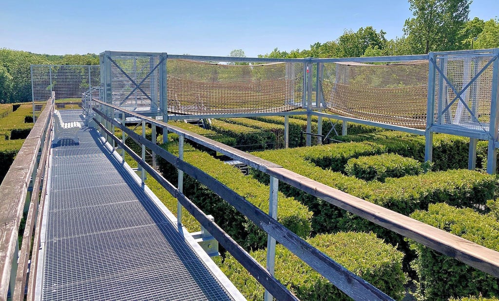Ein 60 Meter langer Seilgarten „überdacht“ seit Saisonbeginn den Irrgarten im „Freizeitspaß“ von Eckartsberga. Eine Erweiterung ist bereits geplant.