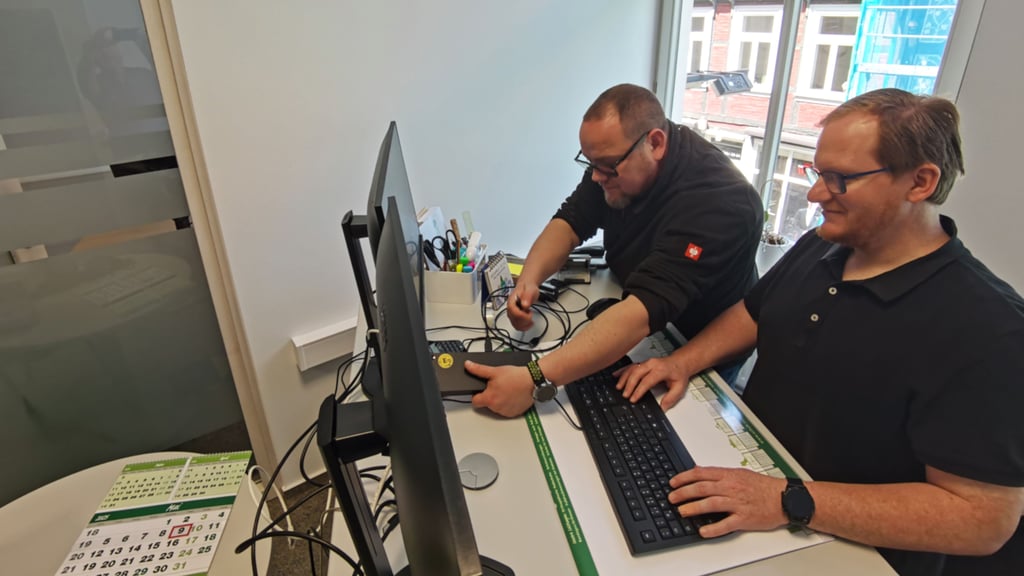 Marcel Ulrich (links) und Kai Jürges von der IT-Abteilung der Stadtverwaltung Blankenburg installieren in den neuen Büros des Standesamtes in der Langen Straße 36 die Computerarbeitsplätze.