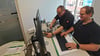 Marcel Ulrich (links) und Kai Jürges von der IT-Abteilung der Stadtverwaltung Blankenburg installieren in den neuen Büros des Standesamtes in der Langen Straße 36 die Computerarbeitsplätze.