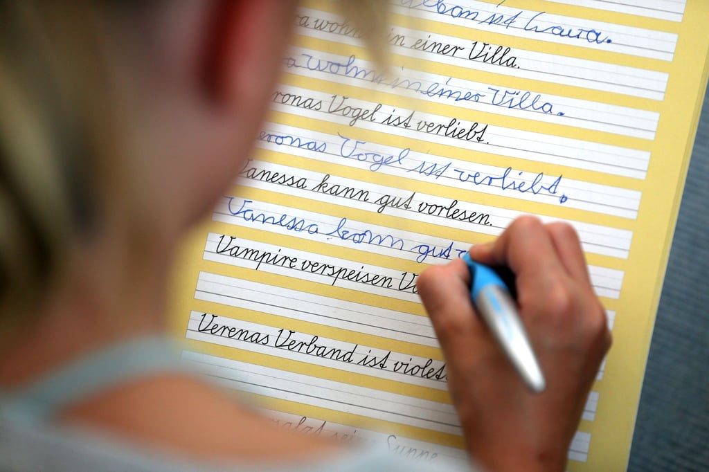 Aus Sicht des Landesschülerrats führt das Erlernen der Schreibschrift in der Grundschule oft zu Frust und Zeitverlust. (Symbolbild)