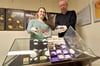 Im Kreismuseum Bitterfeld steht ein altes Lehrsammlungsstück aus Ostpreußen im Mittelpunkt – Roland Wimmer und Cora Pröschold zeigen den seltenen Gedanit mit Original.