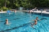 Mit einem kühnen Kopfsprung vom Startblock eröffnete Bürgermeister Mirko Kother am Donnerstag die Saison im Lützener Sommerbad. 