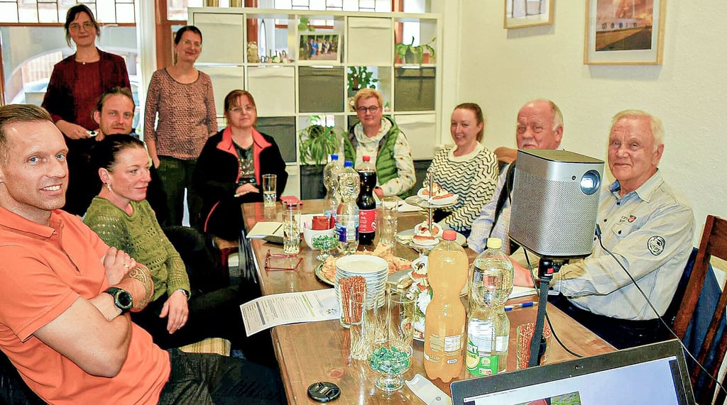 Das Engagementzentrum Ehrenhalber hatte die Vereine der Egelner Mulde zu einer Gesprächsrunde in den Bürgertreff eingeladen. Dort stellte Ulrike Dietrich vom Landesheimatbund die Fördermöglichkeiten vor.