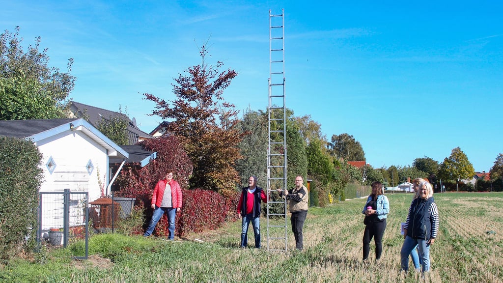 Mit einer sieben Meter hohen Leiter hatten die Anwohner der Sperberwegs die Höhe der künftigen Häuser simuliert, die laut einstigen Planungen sogar zehn Meter hoch sein dürften. Für Entspannung sorgt nun eine nachbarrechtliche Einigung mit dem Investor: Die neuen Häuser werden niedriger gebaut.
