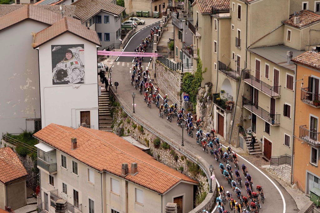 Beim Giro d'Italia kam es auf der sechsten Etappe zum Massensturz.