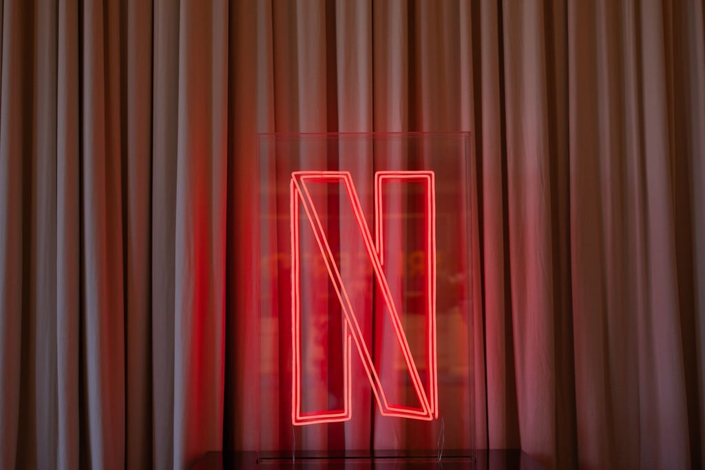 Netflix hat zwei weitere Staffeln für die Erfolgsserie „Bridgerton“ angekündigt. (Symbolbild)