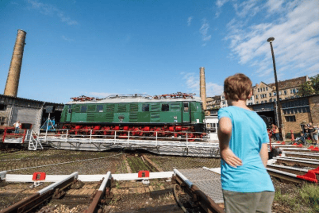 Der Internationale Kindertag wird im DB Museum Halle bereits am 31. Mai gefeiert. Auf dem Gelände können zum Beispiel alte Loks erkundet werden.